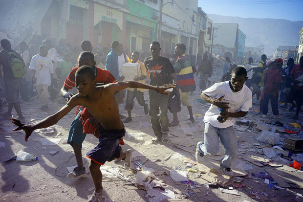 Những hình ảnh trên khác hoàn toàn với điều đã xảy ra tại Haiti vào đầu năm 2010, hỗn loạn, cướp bóc và chết chóc khắp nơi.