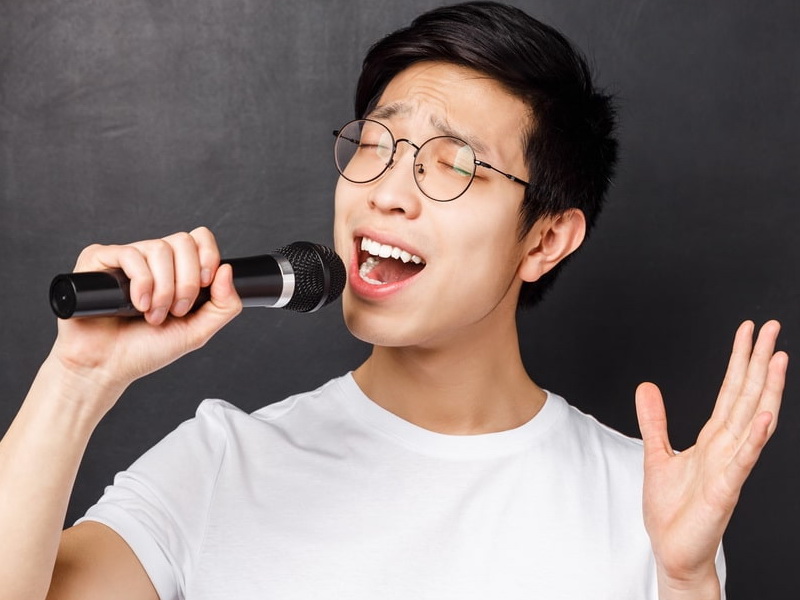 nguoi-phat-minh-ra-may-hat-karaoke