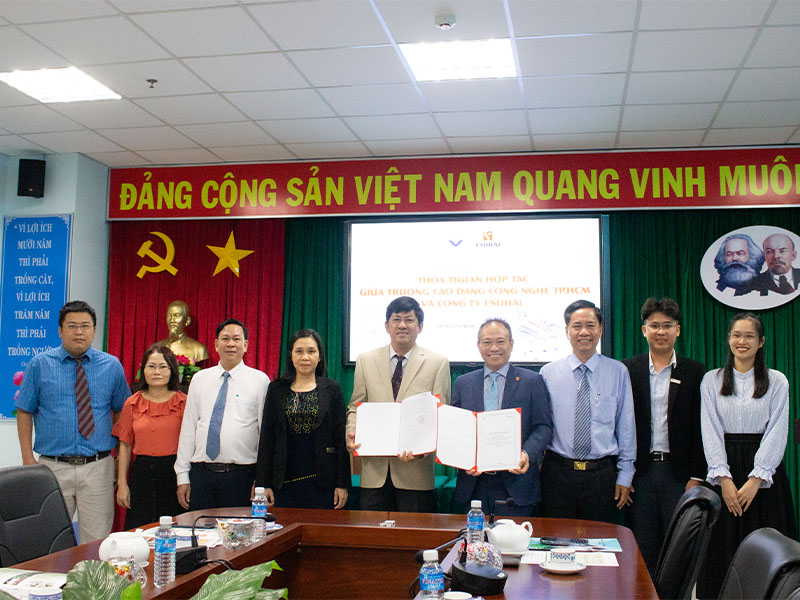 Le-ky-Bien-ban-ghi-nho-hop-tac-giua-truong-cao-dang-nghe-Cong-nghe-tphcm-va-Esuhai- Group