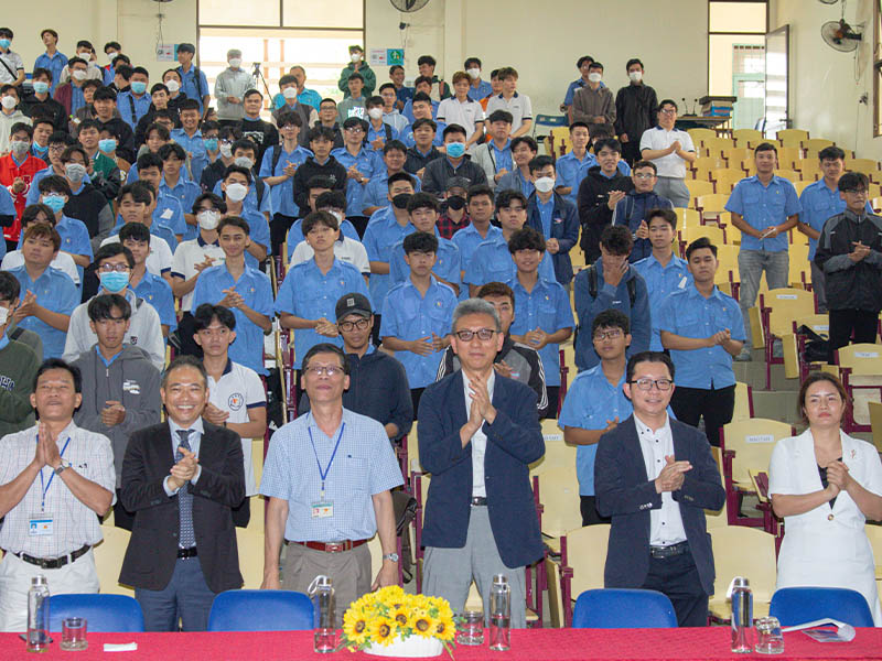 Soi-noi-buoi-giao-luu-truc-tiep-giua-sinh-vien-truong-cao-dang-nghe-viet-nam-singapore-và-Esuhai-Group-cung-doanh-nghiep-Nhat-Ban