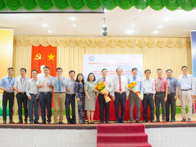 Le-ky-Bien-ban-ghi-nho-hop-tac-giua-Esuhai- Group-&-truong-cao-dang-Cong-dong-Soc-Trang